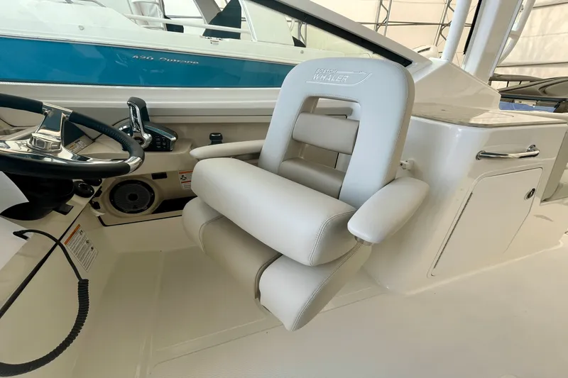 Slide: The Image of Boston Whaler 280 Vantage 2025 - 20
