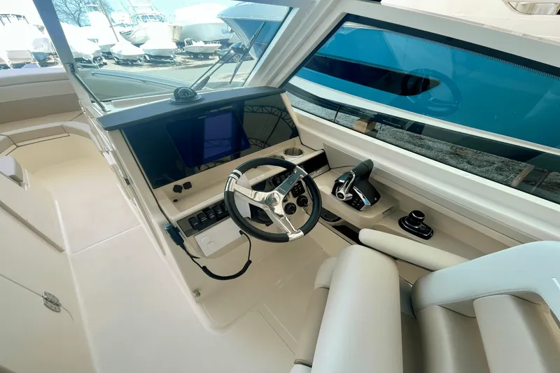Slide: The Image of Boston Whaler 280 Vantage 2025 - 21