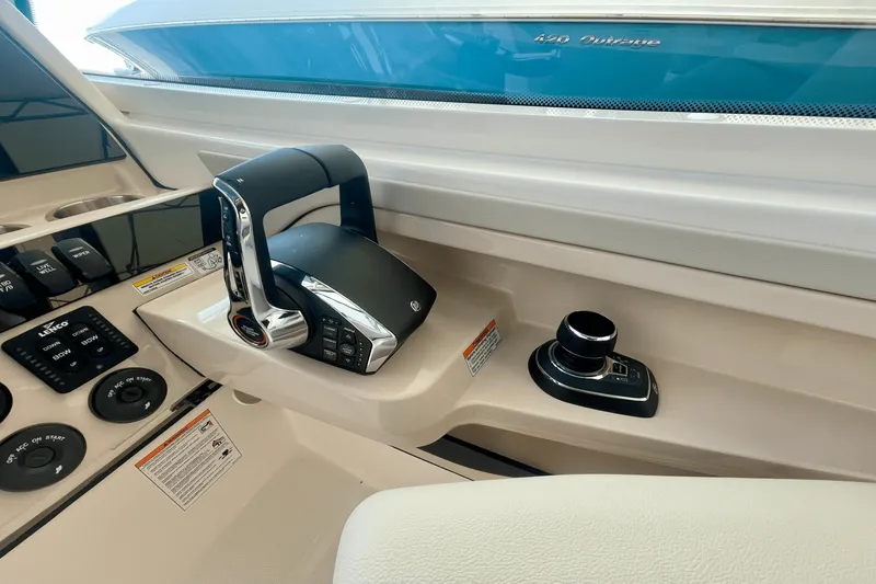 Slide: The Image of Boston Whaler 280 Vantage 2025 - 22