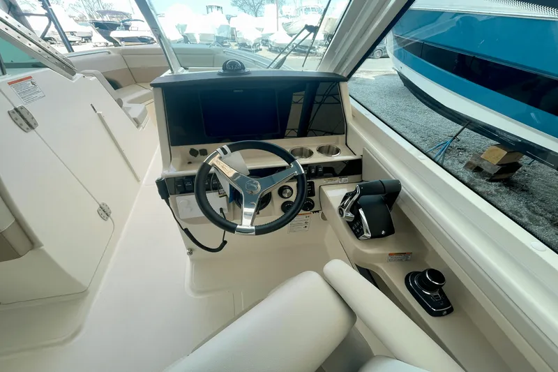 Slide: The Image of Boston Whaler 280 Vantage 2025 - 23