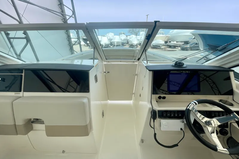 Slide: The Image of Boston Whaler 280 Vantage 2025 - 24