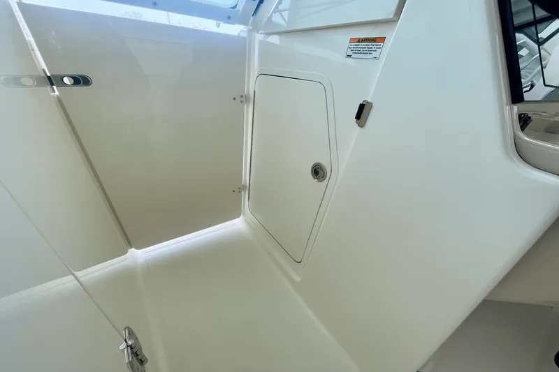 Slide: The Image of Boston Whaler 280 Vantage 2025 - 25