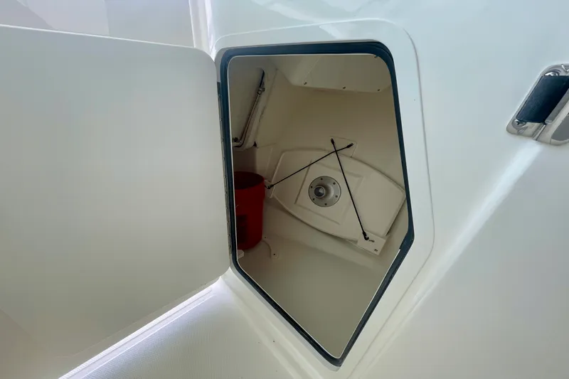 Slide: The Image of Boston Whaler 280 Vantage 2025 - 26