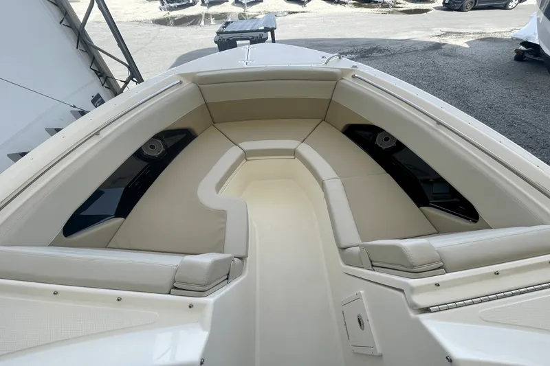 Slide: The Image of Boston Whaler 280 Vantage 2025 - 27