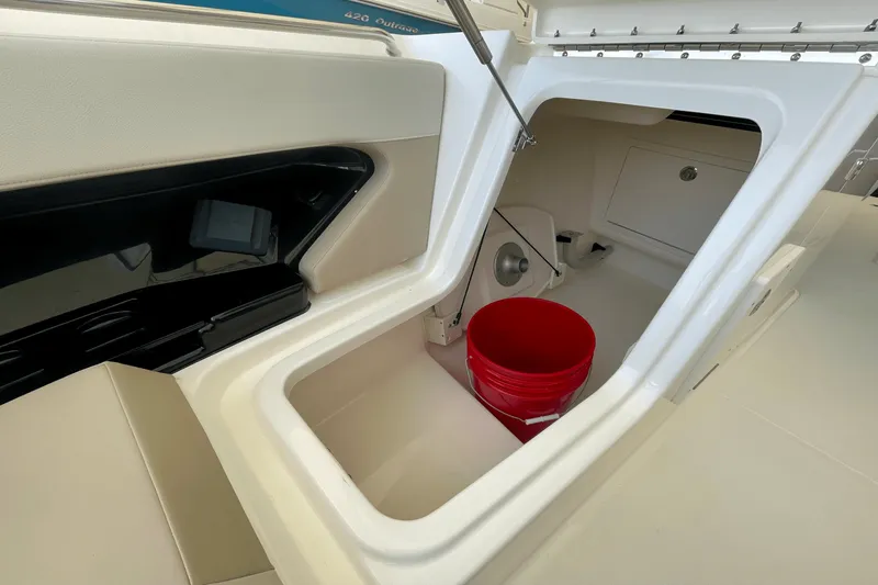 Slide: The Image of Boston Whaler 280 Vantage 2025 - 28