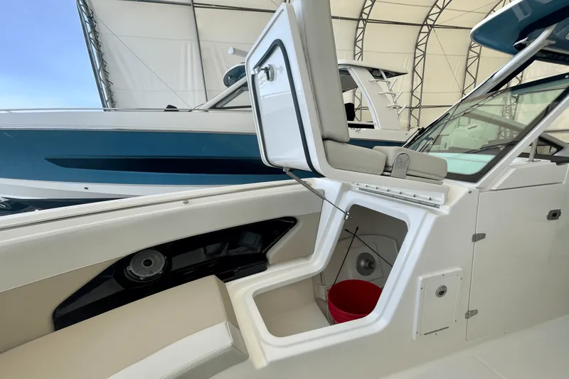 Slide: The Image of Boston Whaler 280 Vantage 2025 - 29
