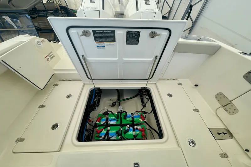 Slide: The Image of Boston Whaler 280 Vantage 2025 - 3