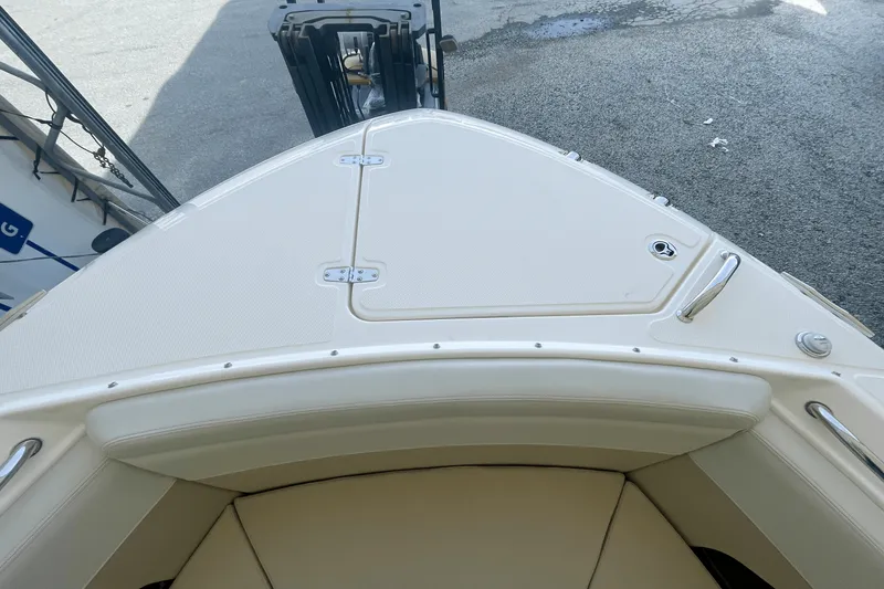 Slide: The Image of Boston Whaler 280 Vantage 2025 - 30