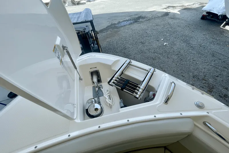Slide: The Image of Boston Whaler 280 Vantage 2025 - 31