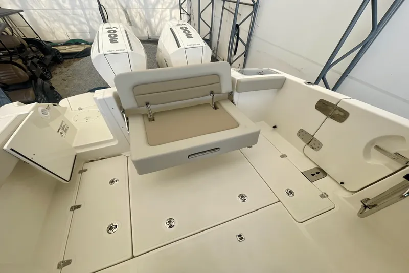 Slide: The Image of Boston Whaler 280 Vantage 2025 - 4