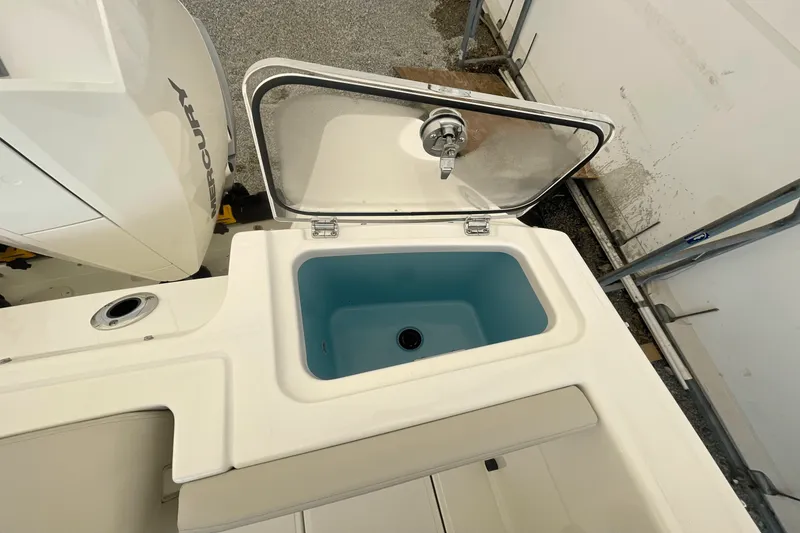 Slide: The Image of Boston Whaler 280 Vantage 2025 - 5