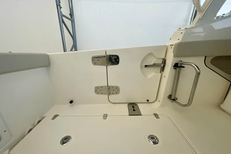 Slide: The Image of Boston Whaler 280 Vantage 2025 - 6