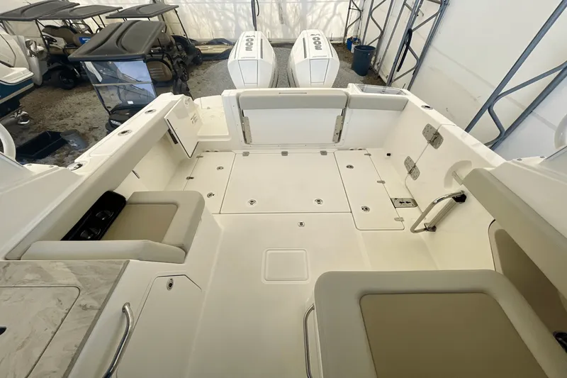 Slide: The Image of Boston Whaler 280 Vantage 2025 - 7