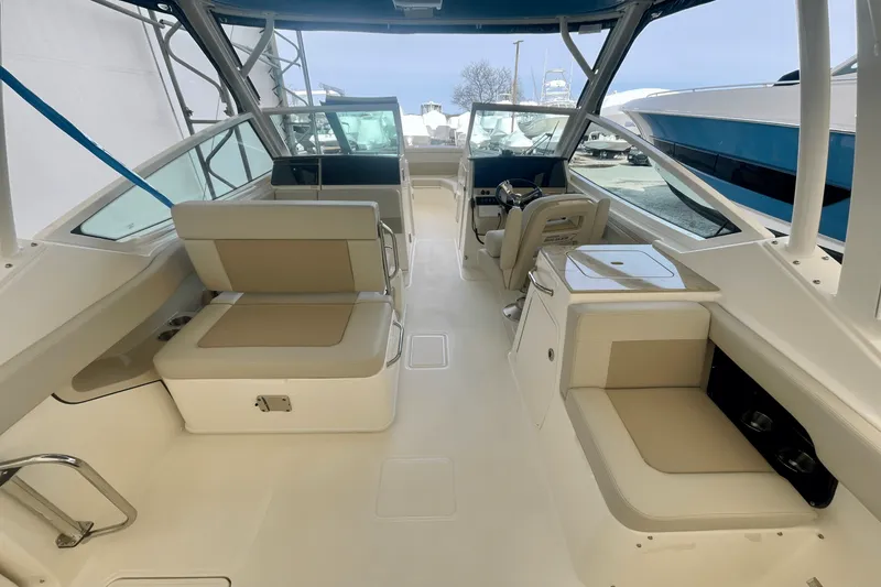 Slide: The Image of Boston Whaler 280 Vantage 2025 - 8