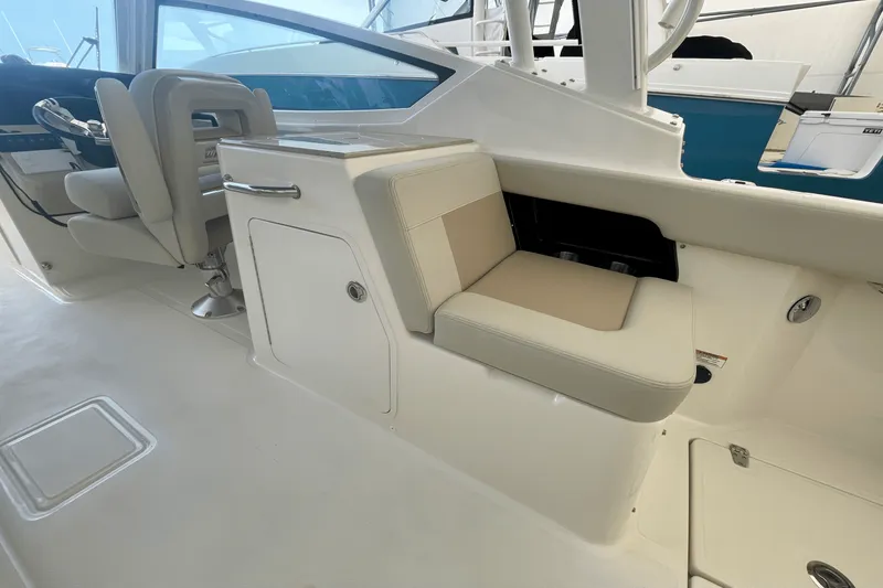 Slide: The Image of Boston Whaler 280 Vantage 2025 - 9