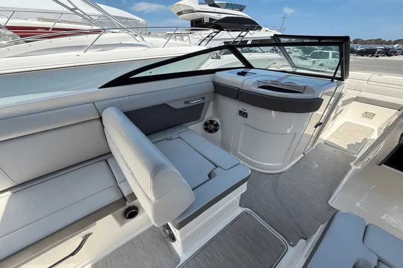 Slide: The Image of Sea Ray 270 SDX OB 2021 - 11