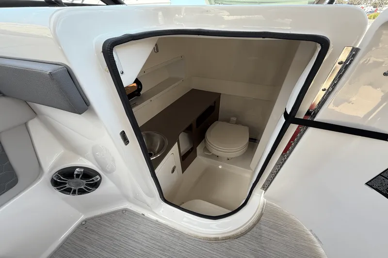 Slide: The Image of Sea Ray 270 SDX OB 2021 - 15