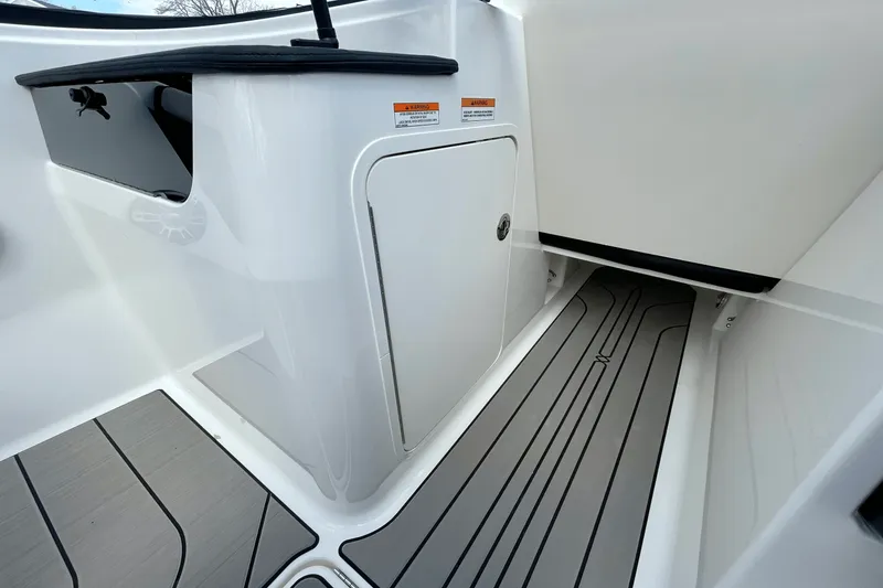 Slide: The Image of Sea Ray SPX 190 Outboard 2025 - 10