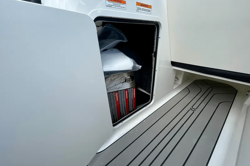 Slide: The Image of Sea Ray SPX 190 Outboard 2025 - 11