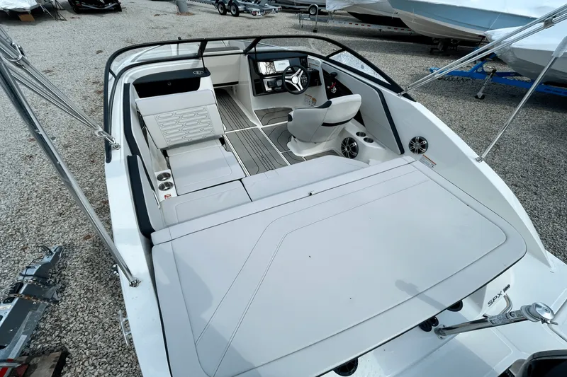 Slide: The Image of Sea Ray SPX 190 Outboard 2025 - 2