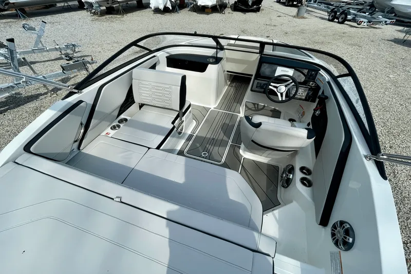 Slide: The Image of Sea Ray SPX 190 Outboard 2025 - 3