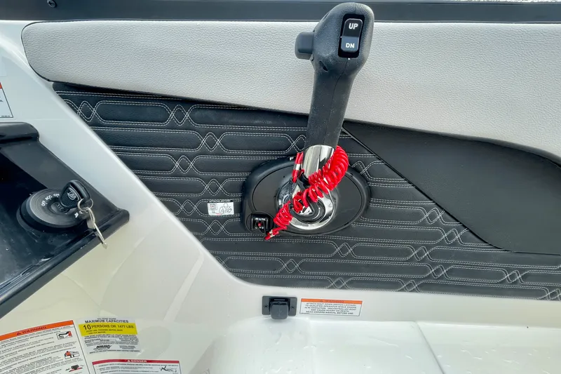 Slide: The Image of Sea Ray SPX 190 Outboard 2025 - 8