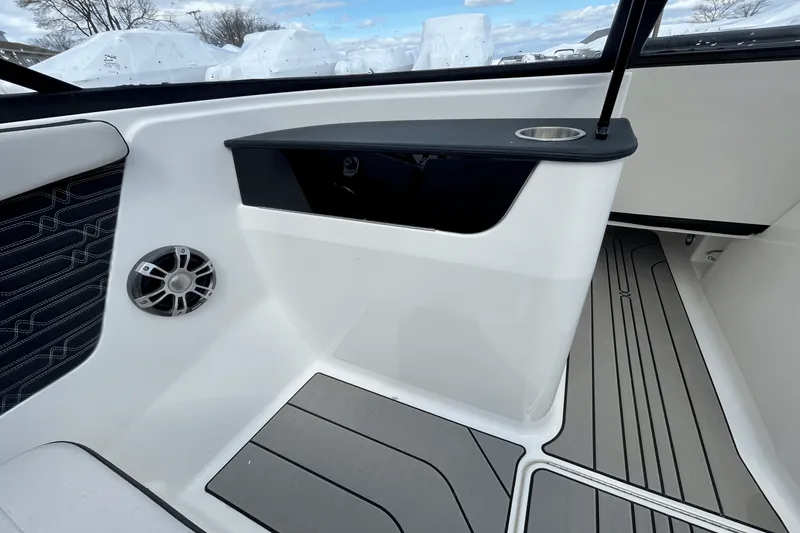 Slide: The Image of Sea Ray SPX 190 Outboard 2025 - 9