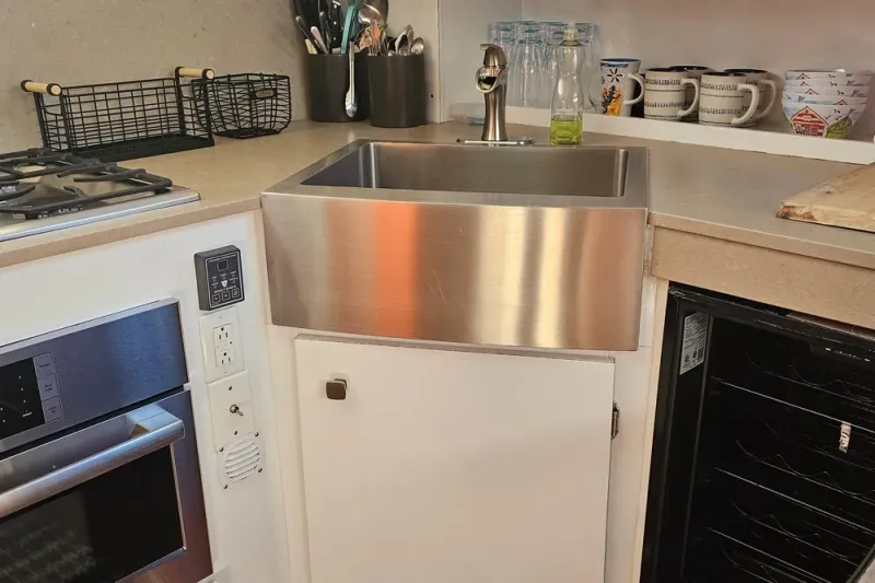 Slide: The Image of Sea Ray 390 Express Cruiser 1988 - 10