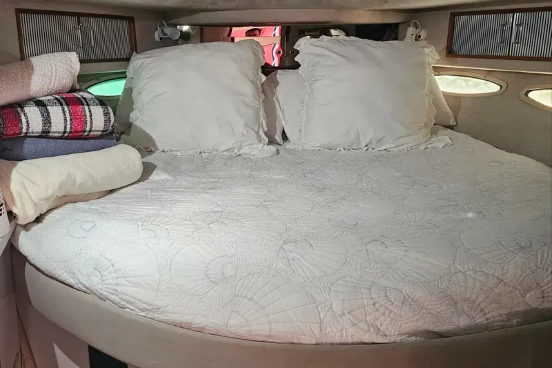 Slide: The Image of Sea Ray 390 Express Cruiser 1988 - 16