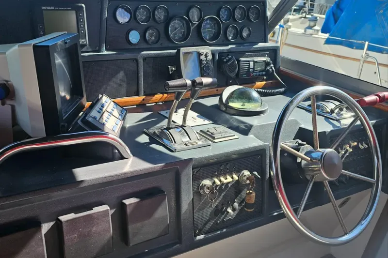 Slide: The Image of Sea Ray 390 Express Cruiser 1988 - 22