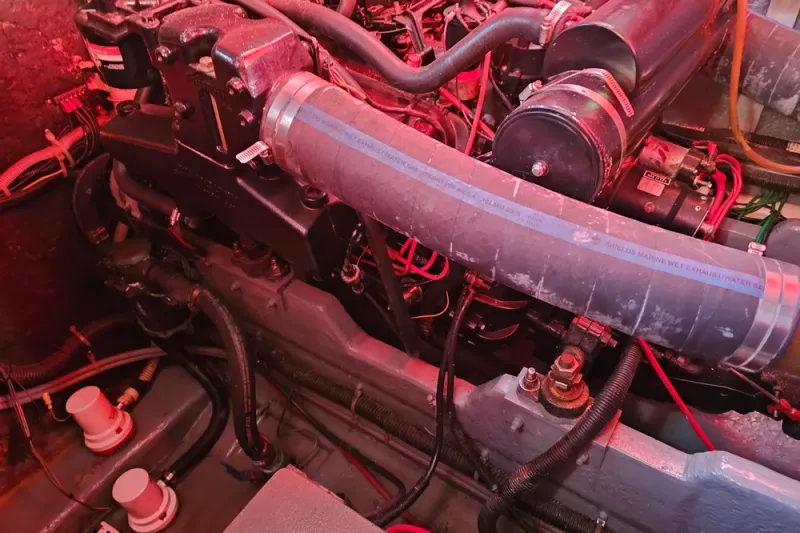 Slide: The Image of Sea Ray 390 Express Cruiser 1988 - 25