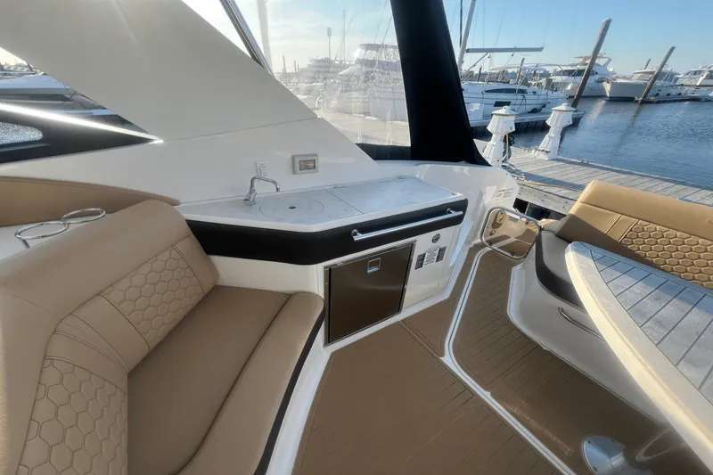 Slide: The Image of Sea Ray 320 SUNDANCER 2023 - 10