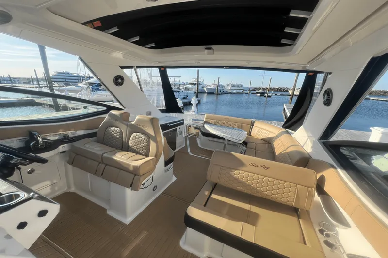Slide: The Image of Sea Ray 320 SUNDANCER 2023 - 12