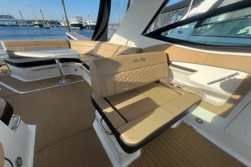 Slide: The Image of Sea Ray 320 SUNDANCER 2023 - 13