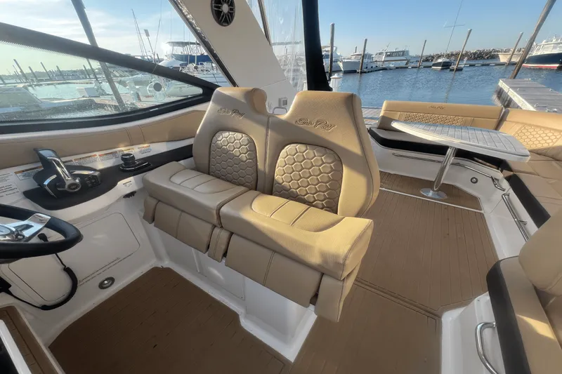 Slide: The Image of Sea Ray 320 SUNDANCER 2023 - 14