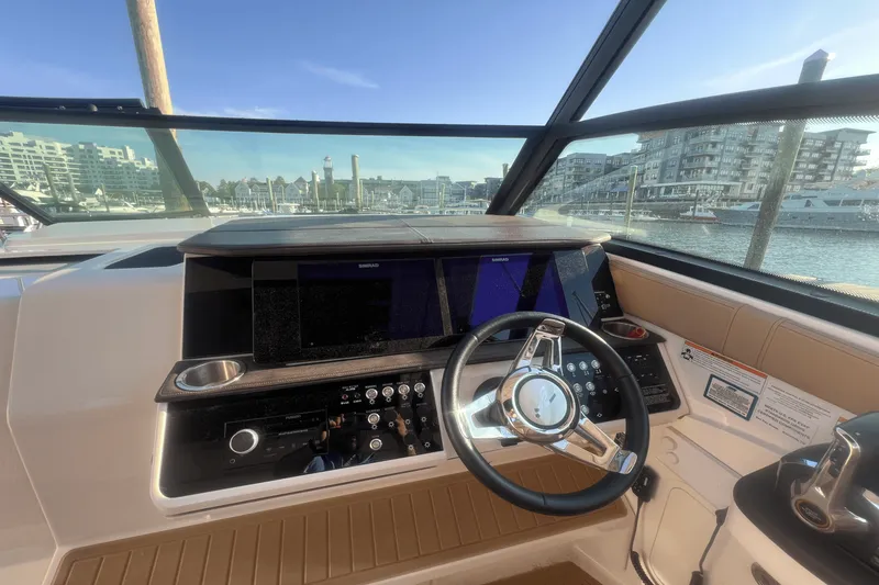 Slide: The Image of Sea Ray 320 SUNDANCER 2023 - 15