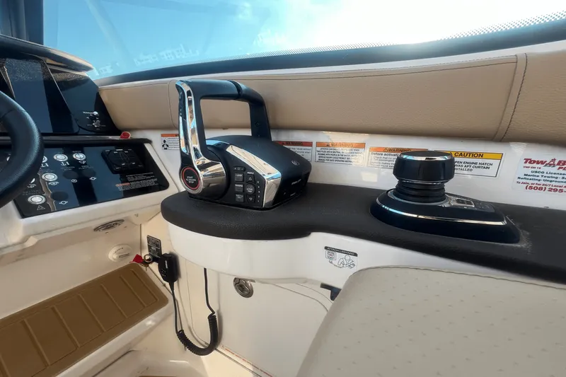 Slide: The Image of Sea Ray 320 SUNDANCER 2023 - 16