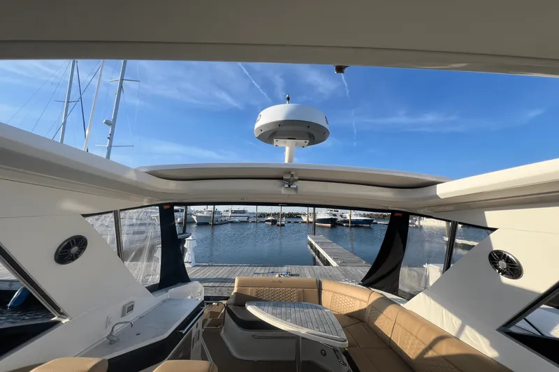 Slide: The Image of Sea Ray 320 SUNDANCER 2023 - 17