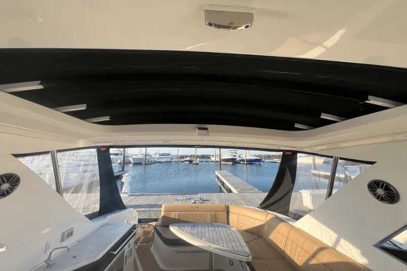 Slide: The Image of Sea Ray 320 SUNDANCER 2023 - 18