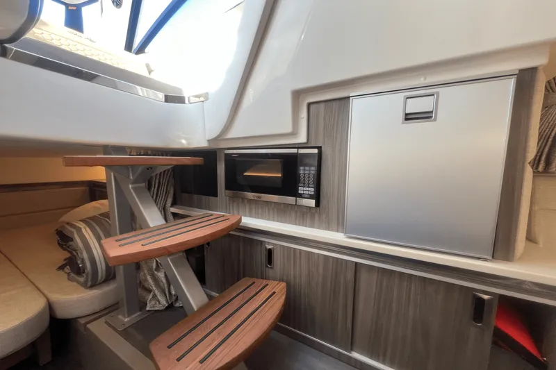 Slide: The Image of Sea Ray 320 SUNDANCER 2023 - 19