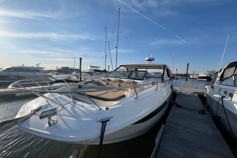 Slide: The Image of Sea Ray 320 SUNDANCER 2023 - 2