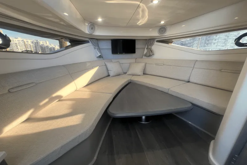 Slide: The Image of Sea Ray 320 SUNDANCER 2023 - 20