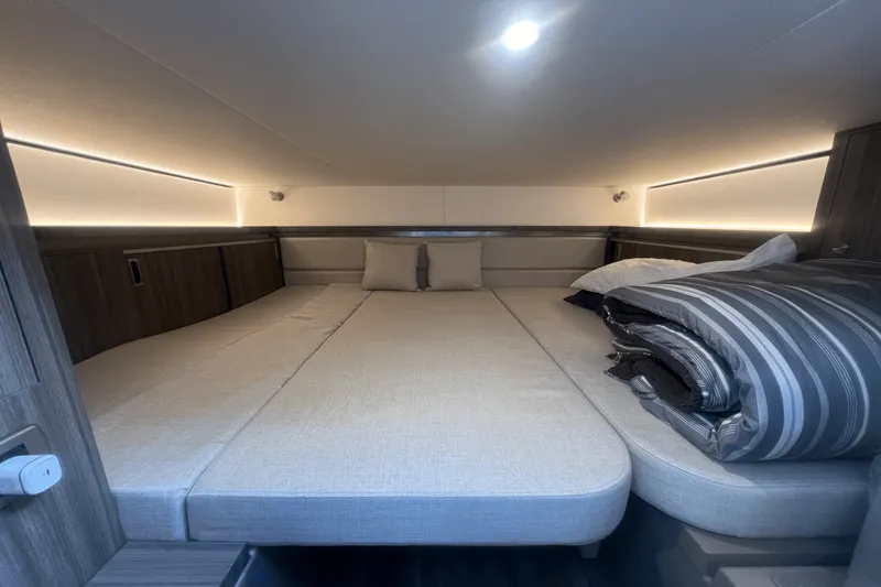 Slide: The Image of Sea Ray 320 SUNDANCER 2023 - 21