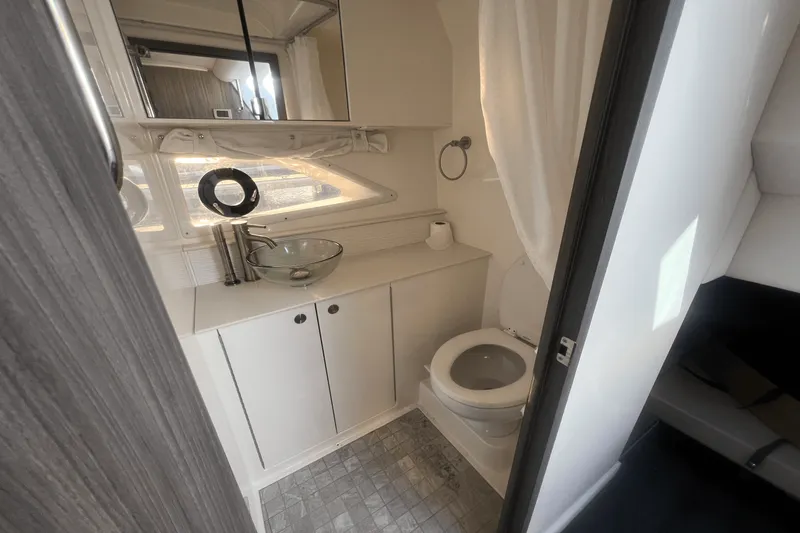 Slide: The Image of Sea Ray 320 SUNDANCER 2023 - 22