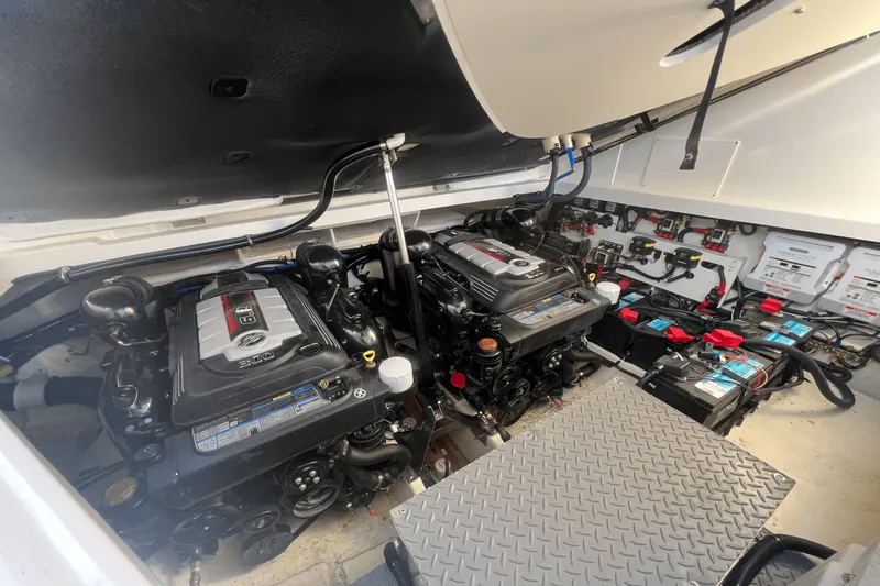 Slide: The Image of Sea Ray 320 SUNDANCER 2023 - 23