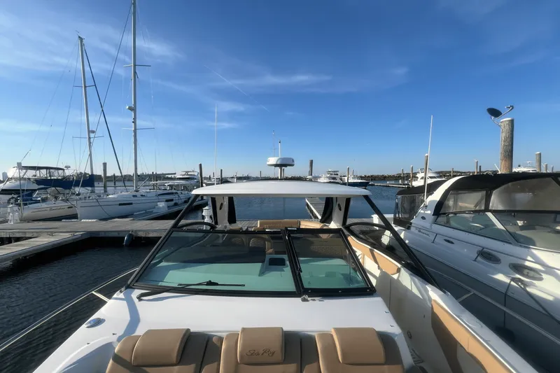 Slide: The Image of Sea Ray 320 SUNDANCER 2023 - 25