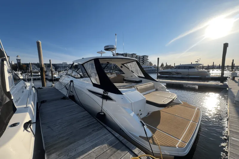 Slide: The Image of Sea Ray 320 SUNDANCER 2023 - 3