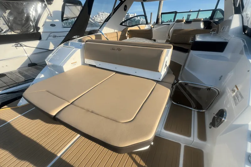 Slide: The Image of Sea Ray 320 SUNDANCER 2023 - 6