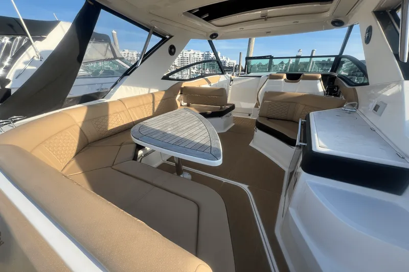 Slide: The Image of Sea Ray 320 SUNDANCER 2023 - 7