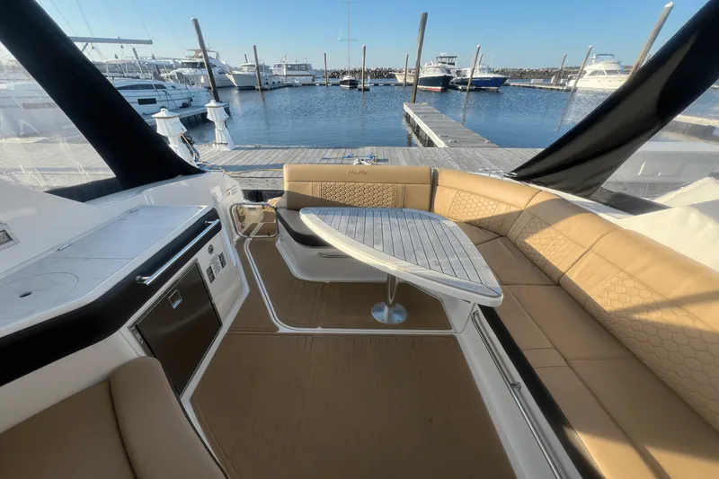 Slide: The Image of Sea Ray 320 SUNDANCER 2023 - 8